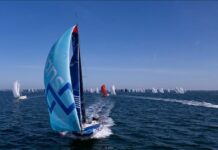 Mini 6.50. Départ de la Mini en Mai, Alexandre Demange (DMG Mori) en tête devant Benoît Marie (Petit Bateau)