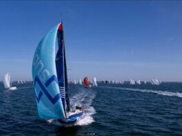 Mini 6.50. Départ de la Mini en Mai, Alexandre Demange (DMG Mori) en tête devant Benoît Marie (Petit Bateau)