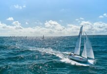 Tour des ports de la Manche. Arrivée ensoleillée à Diélette après un départ en grande rade de Cherbourg