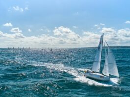 Tour des ports de la Manche. Arrivée ensoleillée à Diélette après un départ en grande rade de Cherbourg