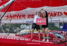 Transat Café l’Or. Sam Davies passe la barre d’Initiatives Coeur mais continue la course au large