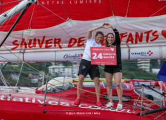 Transat Café l’Or. Sam Davies passe la barre d’Initiatives Coeur mais continue la course au large
