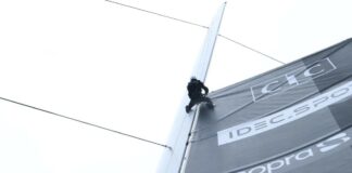 Jules Verne. Un Hook de grand voile récalcitrant sur Idec Sport