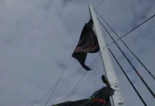 Trophée Jules Verne. Grand voile déchirée en deux sur The Famous Project