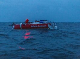 Solitaire. Démâtage du Figaro de Marin Carnot, la flotte a passé Wolf Rock