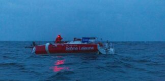 Solitaire. Démâtage du Figaro de Marin Carnot, la flotte a passé Wolf Rock