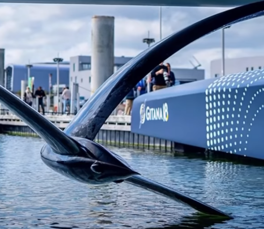 Ultim. Premier foil installé sur Gitana 18