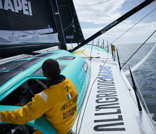 Vendée Arctique. Ambrogio Beccaria contraint de plonger sous son IMOCA pour se libérer d’un casier