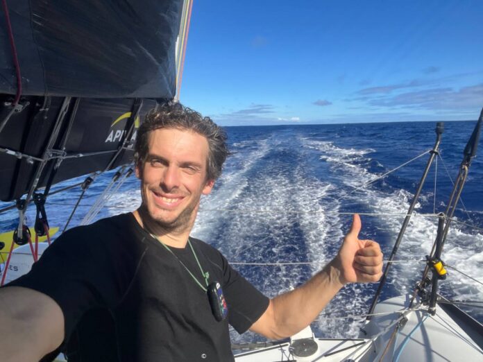 99247-15-11-charlie-dalin-apivia-imoca-r-1200-900
