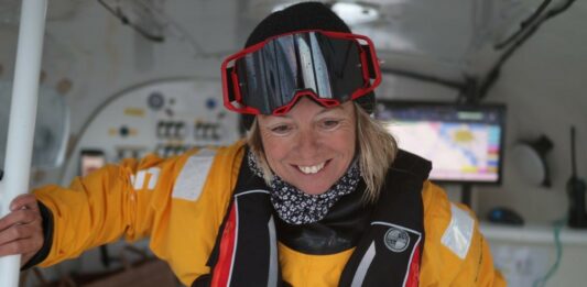 Ultim. Alexia Barrier au départ de la Route du Rhum sur l’Ultim Idec Sport